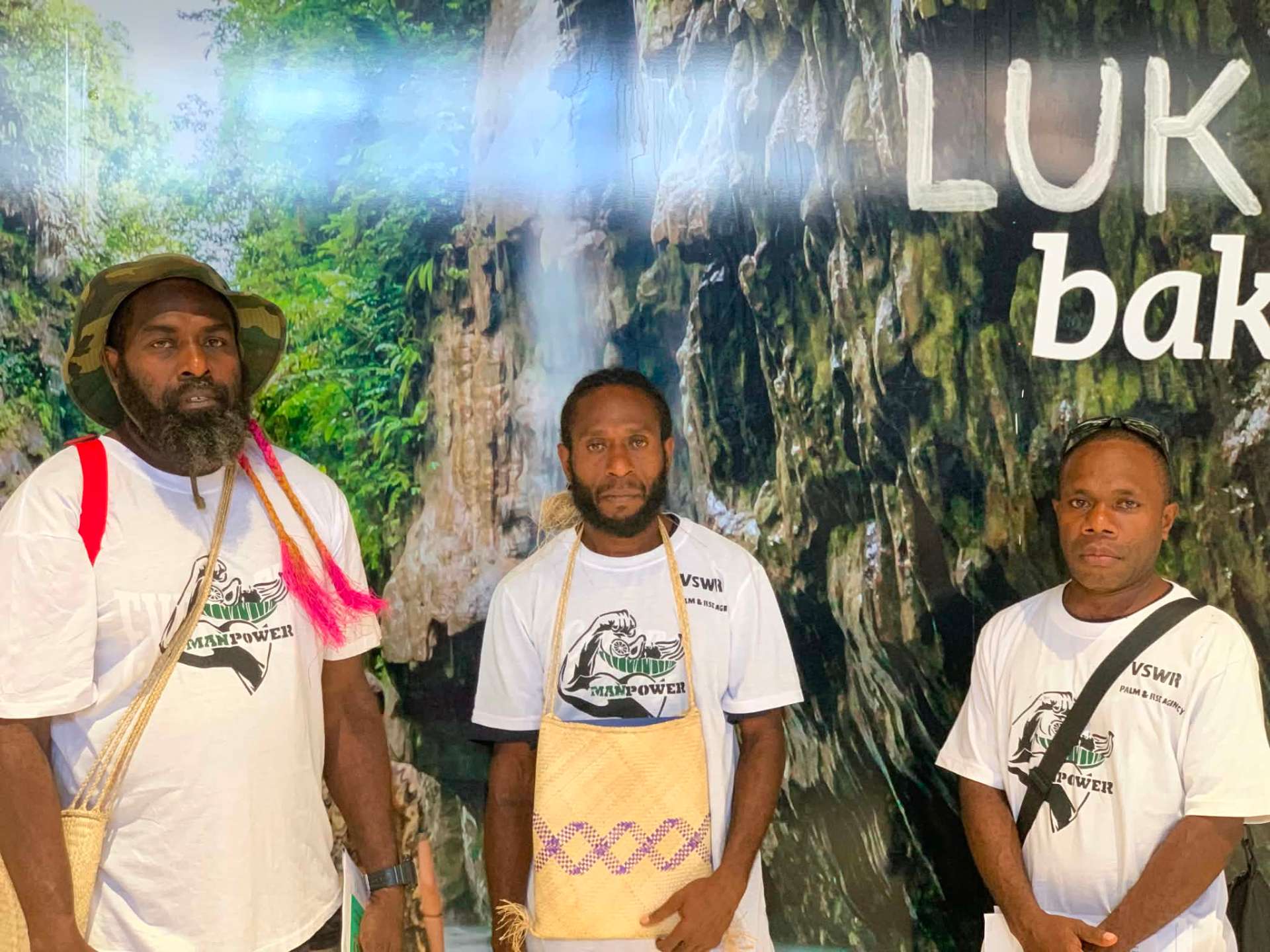 Workers at the Lukim Bakegen experience